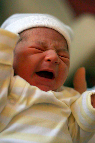 pourquoi bebe pleure beaucoup